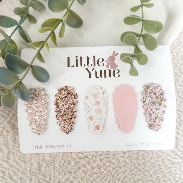 Een set van vijf Milou klikklakspeldjes in romantische tinten en prints ligt op een Little Yune kaartje. De speldjes zijn verkrijgbaar in twee maten: 3 cm en 4 cm.