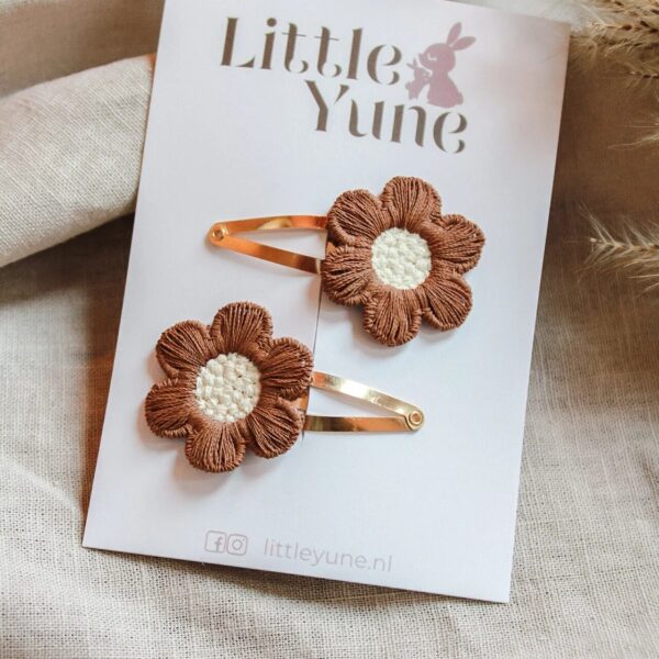 Set van twee bruine geborduurde bloemen haarspeldjes op goudkleurige klikklakspeldjes, gepresenteerd op een Little Yune kaartje.
