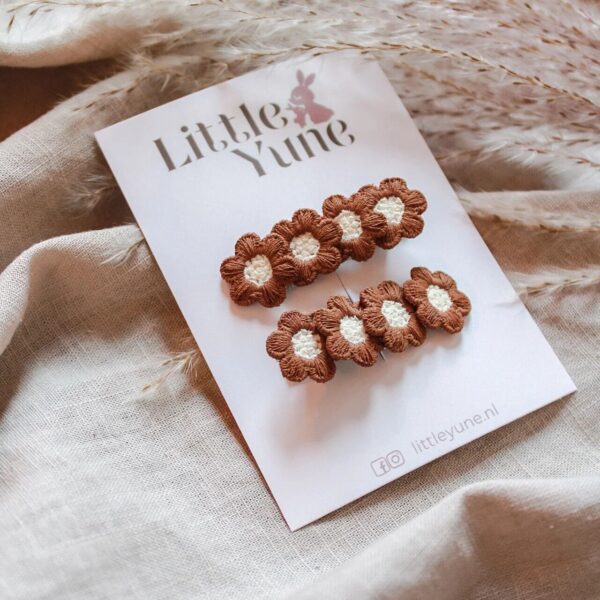 Set van twee bruine geborduurde bloemen alligatorspeldjes met een beige hartje, gepresenteerd op een Little Yune kaartje.