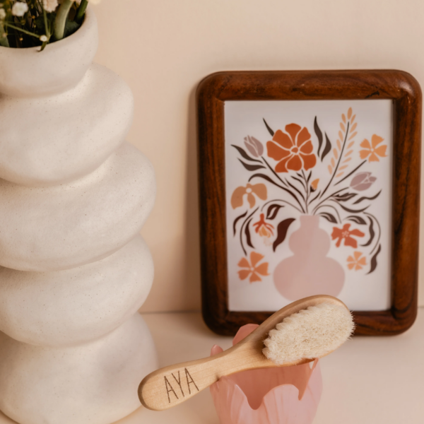 Gepersonaliseerd baby haarborsteltje – met naam graveren | Hout & geitenhaar