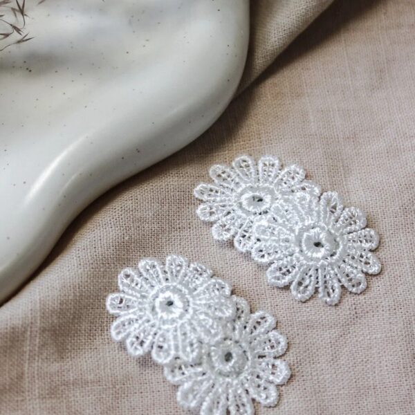 Antislip haarspeldje met witte bloemen en glimmend detail, ideaal voor baby’s en peuters.