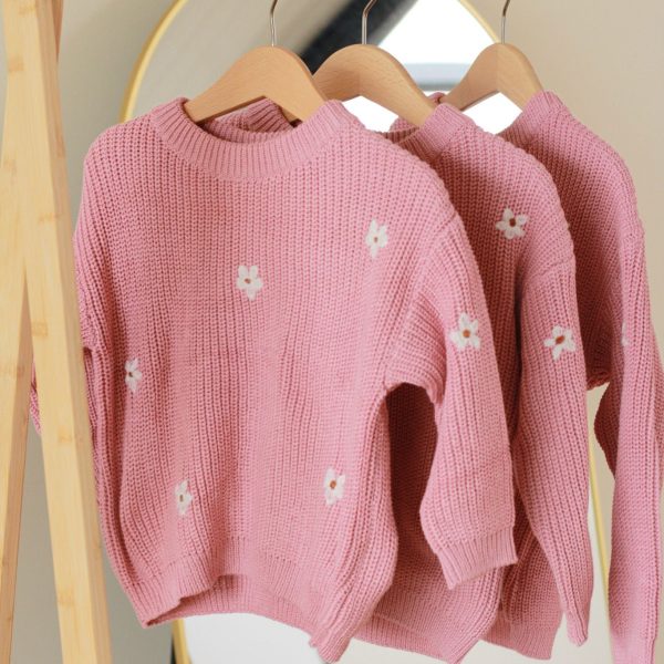 Roze oversized gebreide meisjestrui met geborduurde bloemetjes – Rosie Bloom van Little Yune.