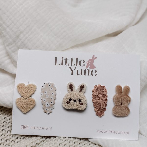 “Vijf neutrale antislip haarspeldjes – bunny, hartjes, stipjes en kant-look – set Bunny Cuddle Mix van Little Yune.”
