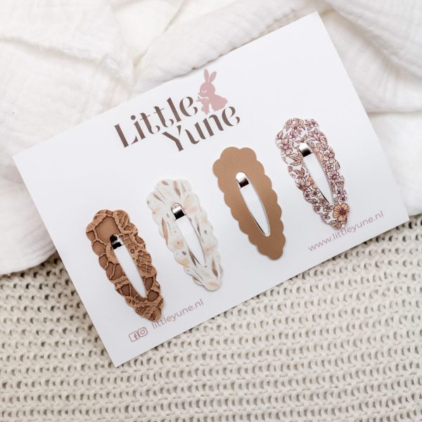 “Little Yune set ‘Coco’ met vier neutrale klikklakspeldjes (±4 cm): kant-look taupe, marmer crème, effen caramel met scallop-rand en bloemenprint, gefotografeerd op witte Little Yune kaart.”