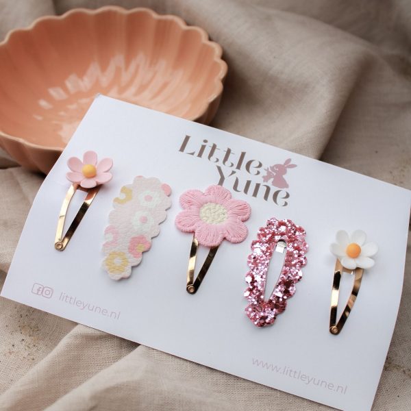 Haarspeldjes set 'Floor' met roze glitterspeldje en bloemetjes op Little Yune kaart