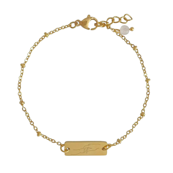Gouden armband met gegraveerde handjes en rozenkwarts, symbool voor moederschap en verbondenheid