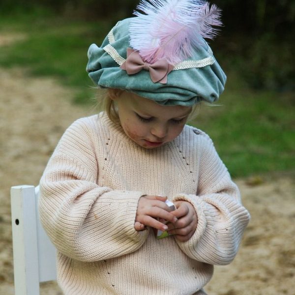 Kind met velvet groene pietenmuts met naam, sierband, roze strik en roze veer – geborduurd, one size 0–6 jaar – Little Yune.”