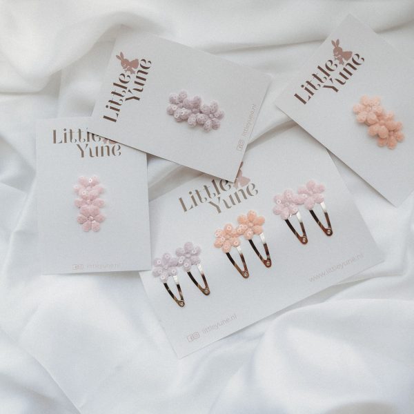 Set Floral Sparkle klikklakspeldjes van 3 cm in pastelkleuren (blush, lila en perzik) op Little Yune kaartjes; verkrijgbaar als duo of 6-pack.
