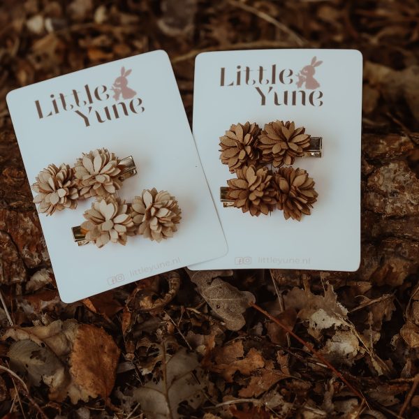 “Little Yune duo alligator haarspeldjes met 3D bloemetjes, 4 cm – kleur Sand of Chestnut.”