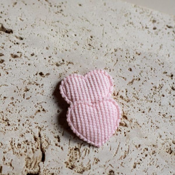 Roze antislip haarspeldje met dubbele ribstof-hartjes, licht en comfortabel, ideaal om fijne kinderhaartjes vast te zetten; ook verkrijgbaar in bruin, beige en dusty rose.