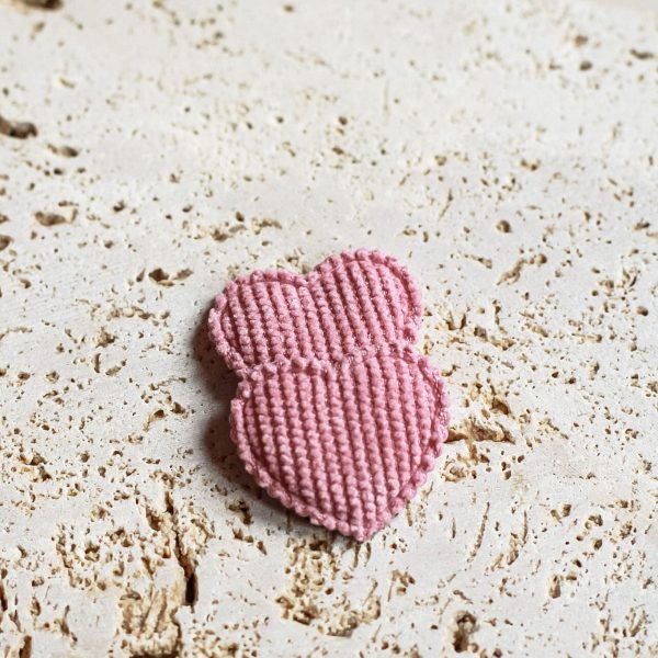Dusty rosé antislip haarspeldje met twee ribstof-hartjes; licht en comfortabel, ideaal om fijne kinderhaartjes vast te zetten. Ook verkrijgbaar in roze, bruin en beige.