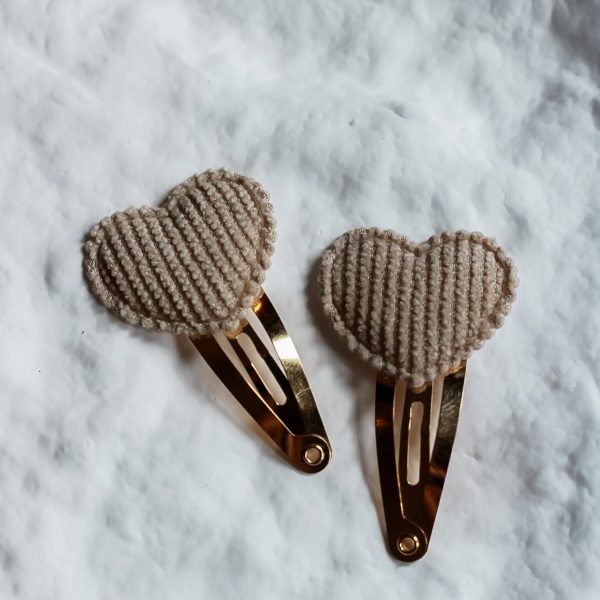 Cuddle Hearts – set van twee 4 cm klikklakspeldjes met ribbelstof hartjes in neutrale tint, Little Yune
