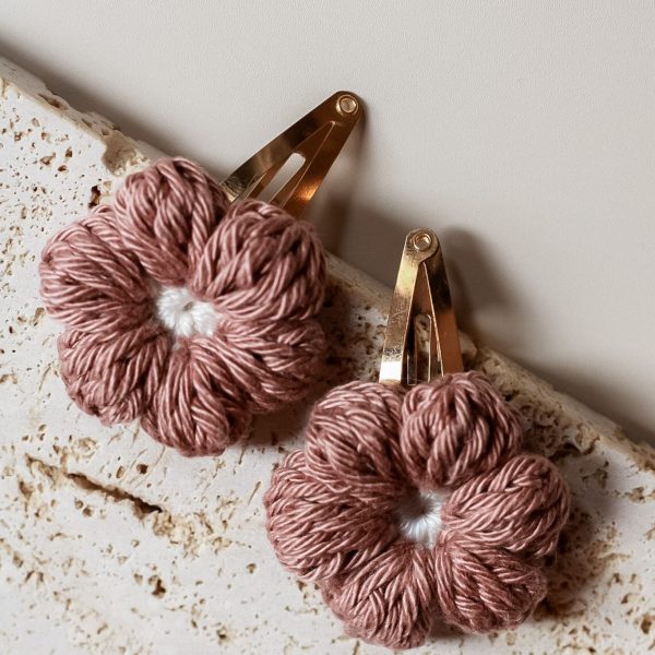 Lily Loops Brownie Blossom – set van twee handgehaakte bruine bloemen op 4 cm gouden speldjes, Little Yune.