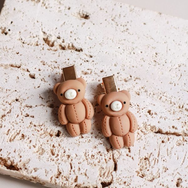 Duo haarspeldjes met beige teddybeertjes op 4 cm alligatorclipjes; set van twee, geschikt voor kleine en grote meisjes; ook verkrijgbaar in het wit.