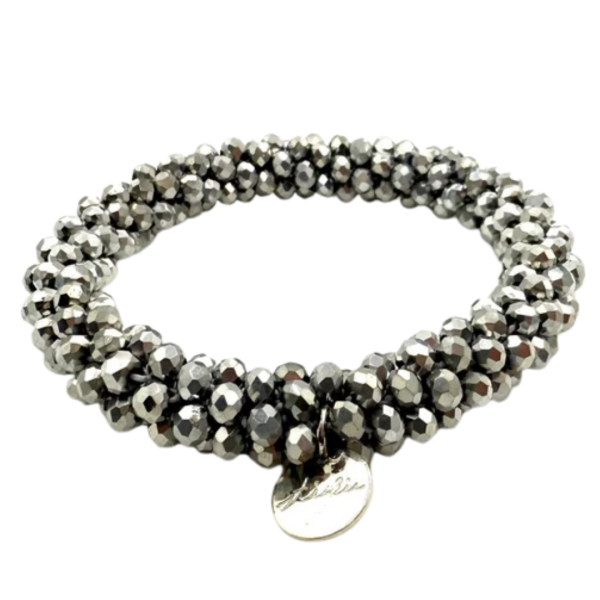2-in-1 Stickie Silver: elastische armband/haarelastiek met zilverkleurige facetkralen en zilverkleurig bedeltje, opgerold tot ring op witte achtergrond