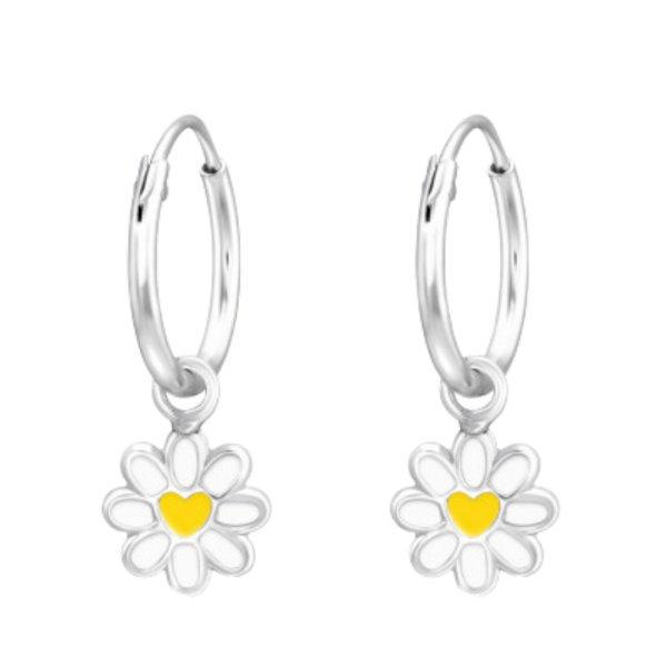 Zilveren kinderhoops met madeliefjesbedel (7×7 mm) en geel hartje; 925 sterling zilver met E-coat, ring Ø12 mm – Sunny Daisy Hoops van Little Yune.