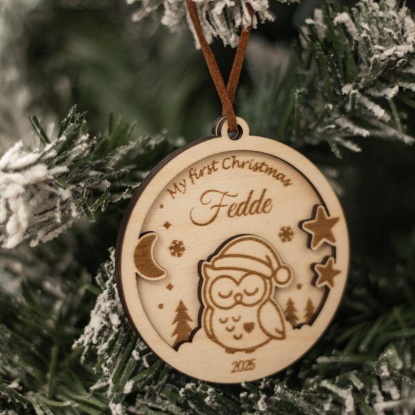 🦉 Houten kerstbal met naam – Uiltje | Gepersonaliseerd & suede koordje