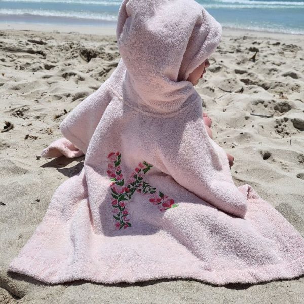 Badponcho Blush - met naam of initiaal | knuffelzacht na elk spettermoment