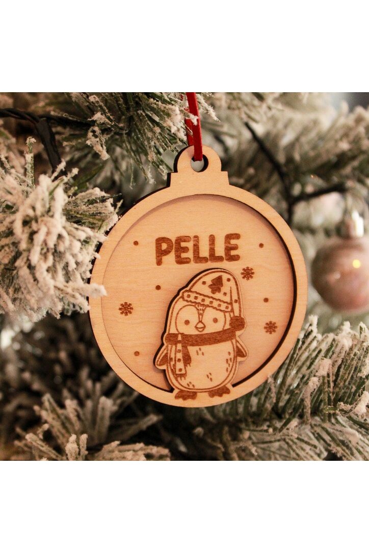 Houten kerstbal met naam – Pinguïn | Gepersonaliseerd