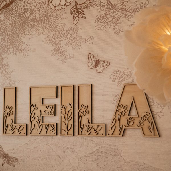 Houten naamletter van 20 cm hoog, gemaakt van lindehout met bloemen en bladeren, als eyecatcher in de kinderkamer