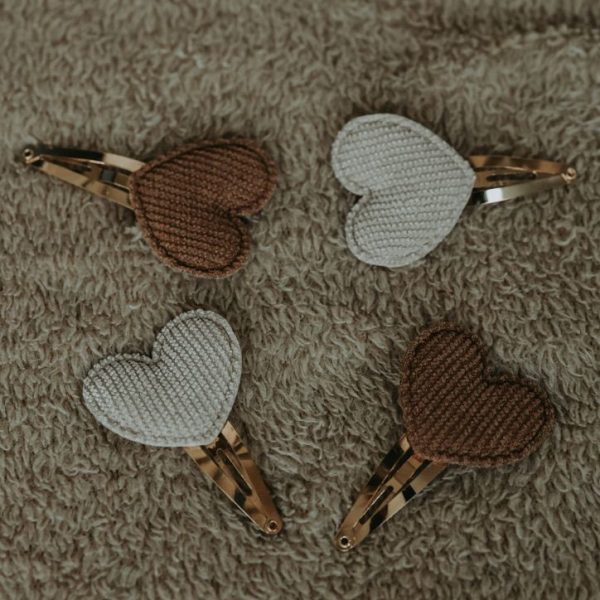 Setje Pommelien in beige: twee hartvormige haarspeldjes van ribstof op 4 cm klikklakspeldjes uit de Little Daydreams collectie van Little Yune.