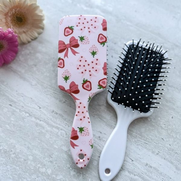 Kinderhaarborstel met roze strawberry bow print met aardbeitjes, strikjes en hartjes, geschikt voor dagelijks gebruik, verkrijgbaar bij Little Yune.