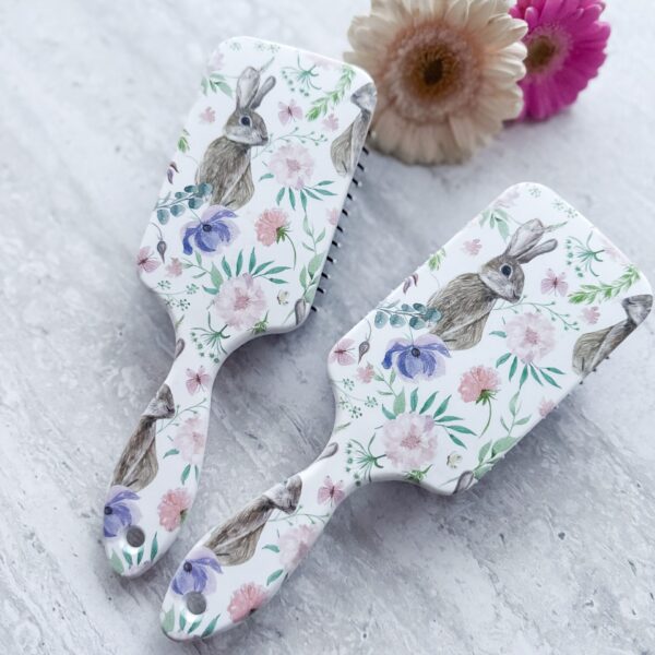 Haarborstel met konijntjes en bloemen print, zachte pinnetjes voor het voorzichtig ontklitten van kinderhaar zonder te trekken