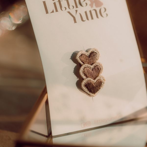 Bruin antislip haarspeldje met drie zachte stoffen hartjes op een goudkleurig klikklakspeldje uit de Little Daydreams collectie van Little Yune.