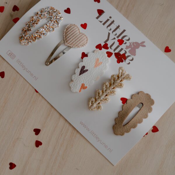Haarspeldjes set van 4 cm in beige en wit met hartjesprint, goudkleurige glitter en een hartvormig speldje van Little Yune uit de Valentijnscollectie.