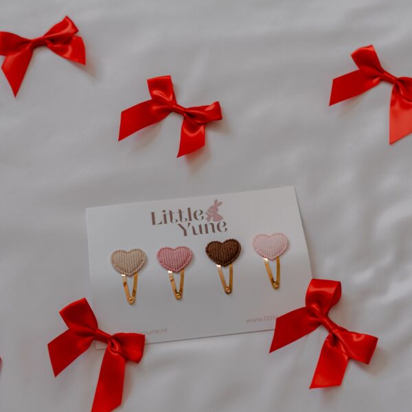 Oké dit setje is dus echt voor de mini’s die elke dag een beetje extra liefde in hun haar willen 💘🥹 De Cuddle Hearts zijn al verkrijgbaar als duo’s, maar speciaal voor de Valentijnscollectie kon ik het niet laten om er een complete set van te maken 😍✨ In deze set zitten 4 hartjesklikklaks in de mooiste zachte tinten: 🤍 beige 💗 roze 🤎 bruin 🎀 lichtroze Perfect om te mixen & matchen, of juist om elke dag een andere kleur te dragen. Ze zijn super leuk voor school, feestjes, foto’s 📸✨ en natuurlijk alles wat ook maar een beetje Valentijn vibes heeft 🥰 Dit setje is ook echt ideaal als cadeautje 🎁 (want zeg nou zelf… wie wordt hier niet blij van? 😭💘) En doordat het klikklak speldjes zijn, zijn ze makkelijk in te doen én blijven ze goed zitten. Love that 🙌