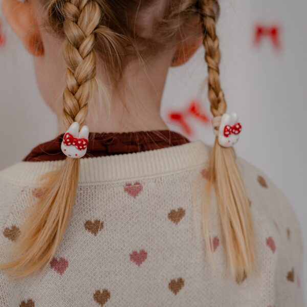 Haarelastiekje met wit Nijntje bedeltje en rood strikje met stipjes, schattig kinderaccessoire van Little Yune.