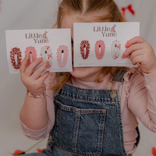 Setje haarspeldjes in roze tinten met rosé glitter en strikjesprint, verkrijgbaar in 4 en 5 cm, uit de Valentijnscollectie van Little Yune.