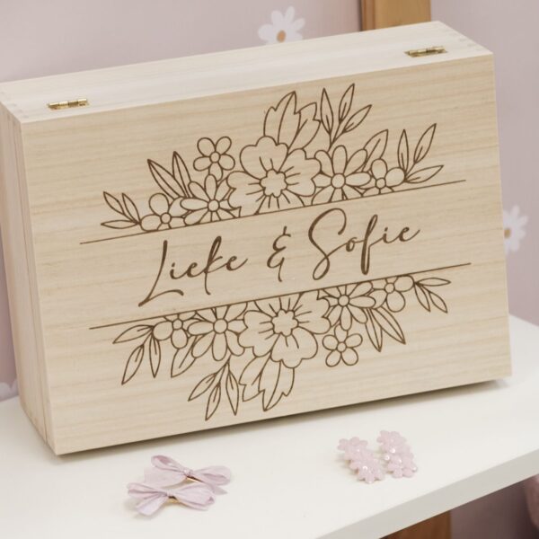 Gepersonaliseerde houten bewaarkist met naam, 33 x 22 x 11 cm, met uitneembaar plankje met 4 vakken voor haaraccessoires en ruimte onderin voor hairtools, keuze uit 2 designs.