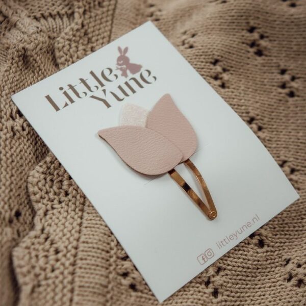Roze tulpen haarspeldje op 4 cm klikklakspeldje van Little Yune op een zachte beige achtergrond.