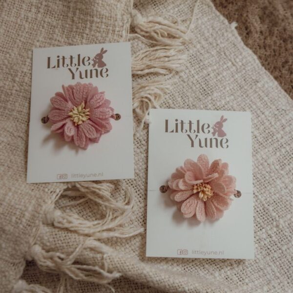 Groot bloemen haarelastiek voor meisjes met zachte roze bloem, gefotografeerd op neutrale stof in warme Little Yune stijl.