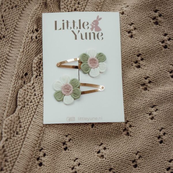 Geborduurde bloemen haarspeldjes op 4 cm klikklak clips in pastel groen, crème en zachtroze