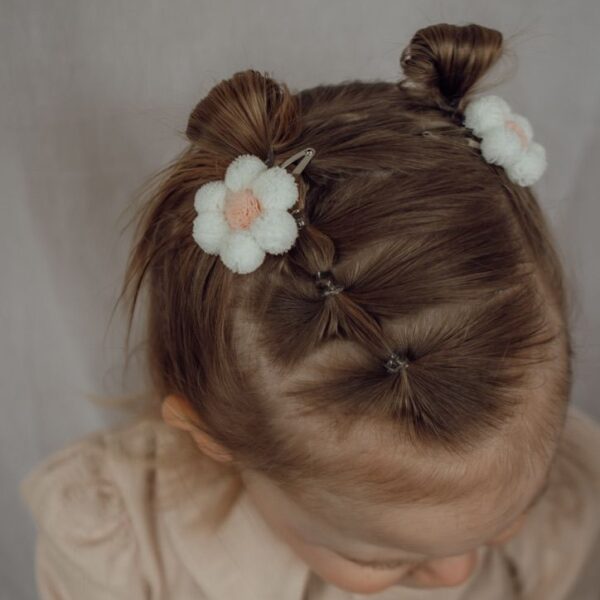 Féline bloemen haarspeldjes – zachte pompom bloemetjes op klikklakspeldjes