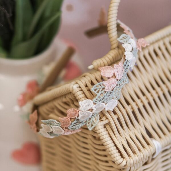 Pastel bloemen diadeem met geborduurde bloemetjes in zachte tinten roze, lila en mintgroen.