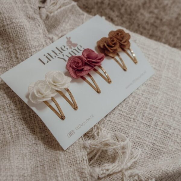 Set haarspeldjes met roosvormige bloemen in crème, oudroze en warm bruin op goudkleurige klikklakspeldjes.