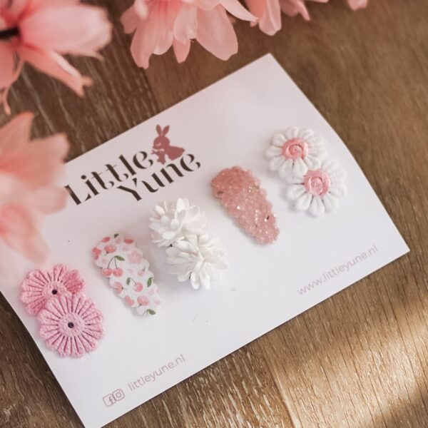 Lieke antislip speldjesset van Little Yune met vijf kleine haarspeldjes in roze en wit tinten met bloemetjes en glitters, op een Little Yune kaartje.