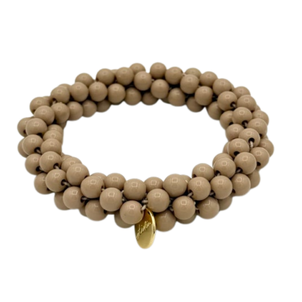 Armband en haarelastiek in één Warme latte tint die overal bij past Bold kralen voor een stijlvolle look Stevig elastiek zonder trekken of beschadigen Mooi én praktisch voor elke dag