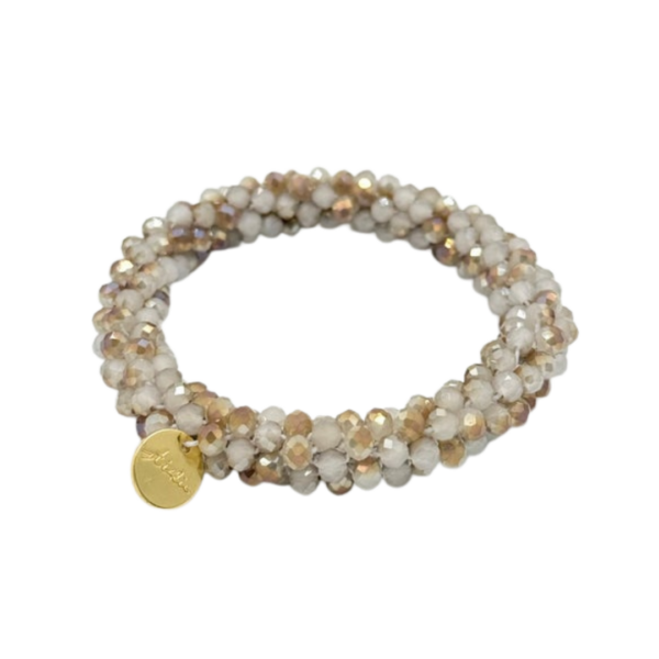 Beige-witte Stiekie Marble kralenarmband die ook als haarelastiek gedragen kan worden.
