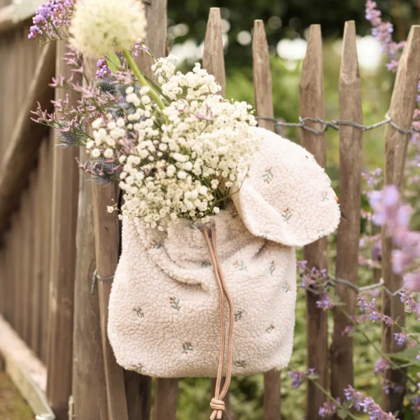 Crèmekleurig teddy rugzakje van Jollein met geborduurde bloemetjes en verstelbare schouderbanden, te personaliseren met naam.