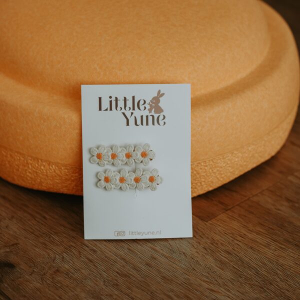 Alligator haarspeldjes 4 cm met witte bloemetjes en oranje hartje voor meisjes