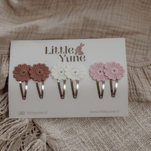 Set Elin klikklak haarspeldjes met gehaakte bloemen in oudroze, wit en lichtroze op metalen klikklakspeldjes uit de Sweet Spring collectie van Little Yune.