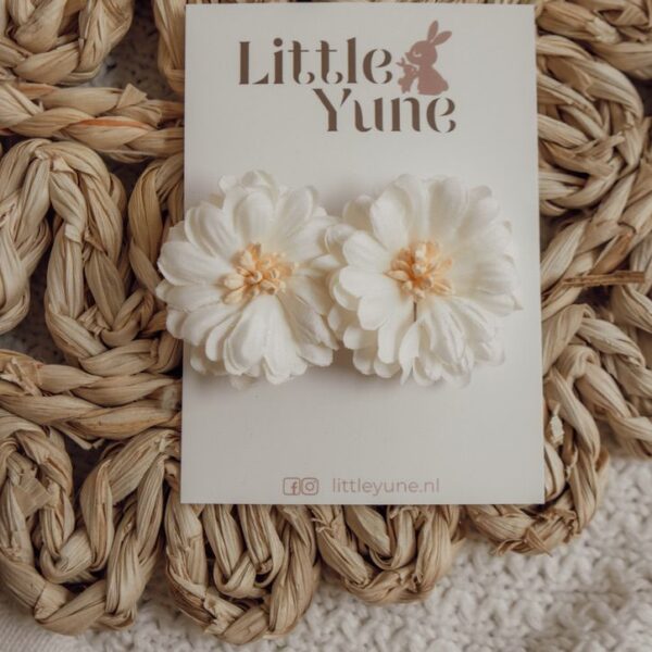 Witte bloemen haarspeld voor meisjes op alligatorspeld met twee volle witte bloemen en zacht perzik hart, bevestigd op een Little Yune kaart.