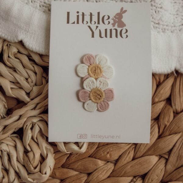 Antislip haarspeldje met geborduurde bloemen in zachtroze, crème en beige tinten – model Hanna van Little Yune.