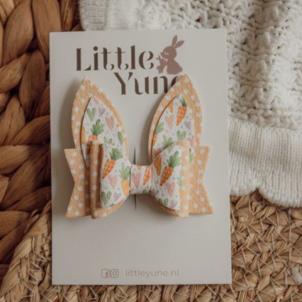 Grote paasstrik met konijnenoren en wortelprint op alligator haarclip in zachte geel- en pasteltinten van Little Yune.