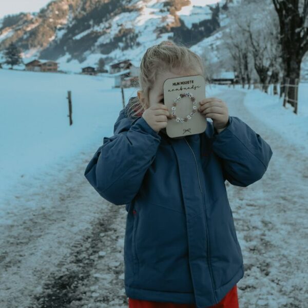 Lila kinderarmbandje met kleine bloemen van Miyuki kralen, gemaakt van sterk elastiek en geschikt om te dragen vanaf 2 jaar.
