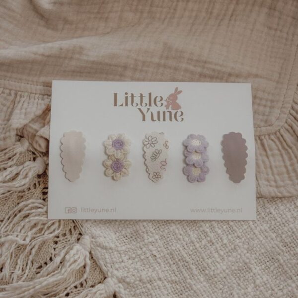 Antislip haarspeldjes set in crème en lila tinten uit de Sweet Spring collectie van Little Yune met bloemen, borduursels en zachte pastelkleuren.